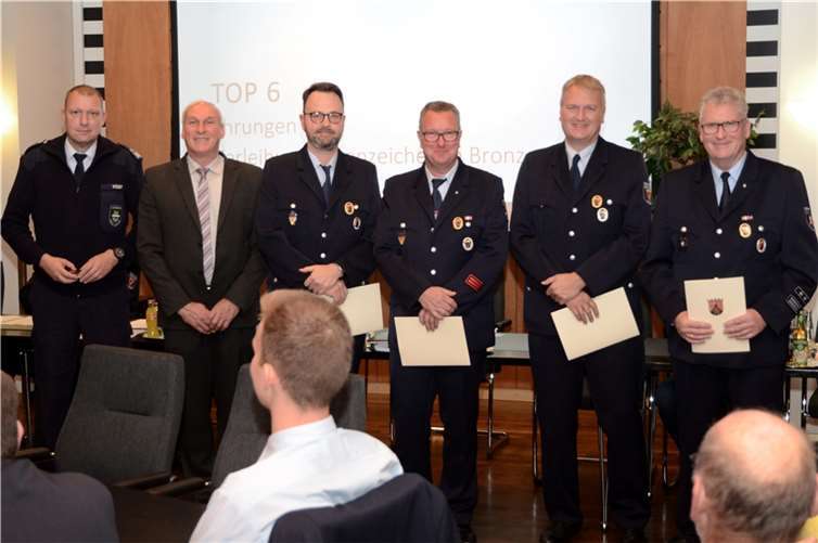 Ehrenabzeichen und Beförderungen Das goldene Ehrenabzeichen für 35 Jahre aktive Feuerwehrdienste an die Kameraden: LZ Niederwerth: Oberfeuerwehrmann Stefan Klöckner, Hauptfeuerwehrmann Markus Stein, Hauptfeuerwehrmann Rolf Jächel, Oberbrandmeister Dieter Stein, Hauptbrandmeister Frank Schemmer, LZ Urbar: Brandmeister Jörg Nebenführ, Brandmeister Jörg Gräf