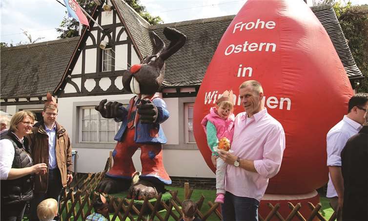 Das größte Osterei der Untermosel und der Osterhase waren der Wegweiser zum Winninger Ostermarkt.EP