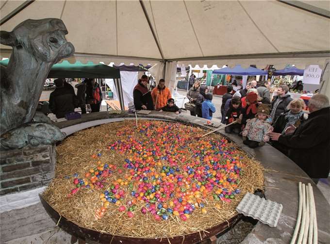 Das größte Osternest an der Mosel war mit Hunderten gefärbten Eiern gefüllt. EP