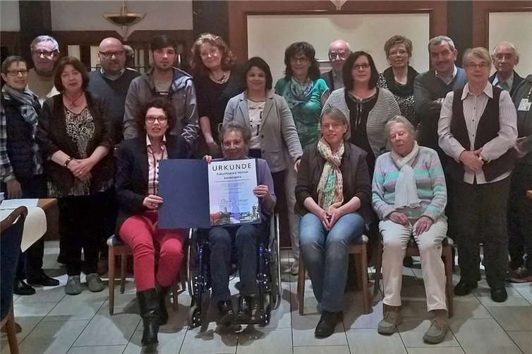 Das große Engagement der Mitglieder und Helfer des Flüchtlingsnetzwerks wurde von der Volksbank RheinAhrEifel mit dem Zukunftspreis gewürdigt. Bei der jüngsten Veranstaltung konnte die Urkunde präsentiert werden.privat