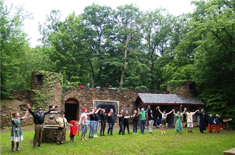 Das große Ensemble beim verdienten Schlussapplaus im vergangenen Jahr. Fotos: Schürer