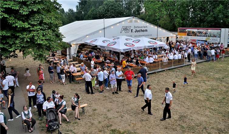 Das große Festzelt war sehr gut besucht. Fotos: J. Luecker (www.foto-shark.com)