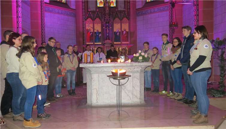 Das große Friedenslicht vor dem Altar brennt. WR