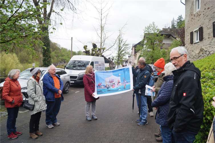 Das große Hungertuch wurde gemeinsam betrachtet. Foto: Kolping St. Martin