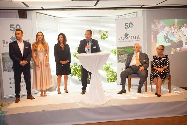 Das große Jubiläum wurde mit rund 500 Gästen in Melsbach gefeiert. Kunden, Lieferanten, Mitarbeiter und Gäste aus Politik und Wirtschaft kamen, um zu gratulieren.