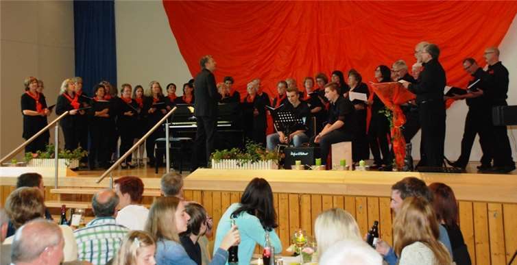 Das große Konzert des mezzoforte wolken e.V. unter der neuen Chorleitung von Andreas Norren sorgte am Sommerabend für Stimmung. privat