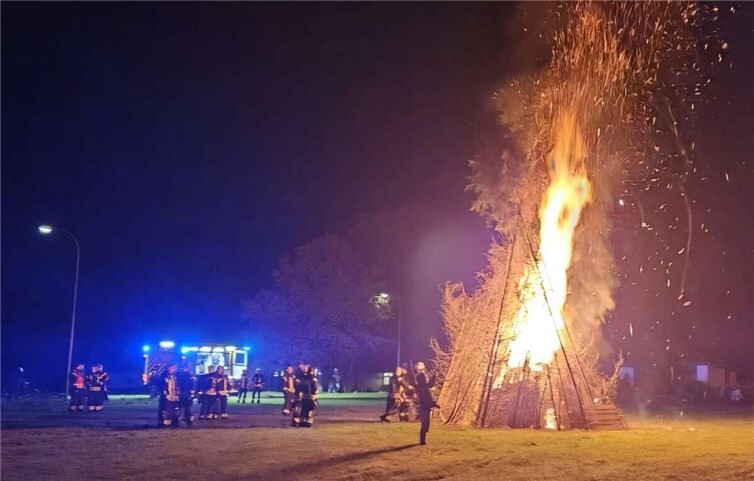 Das große Martinsfeuer.  Foto: Florian Paganetti FFW Breitscheid