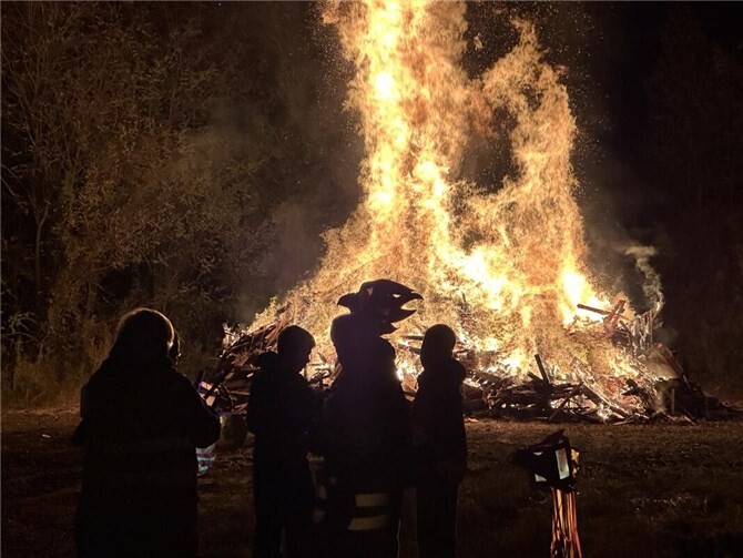 Das große Martinsfeuer erleuchtete die Nacht.