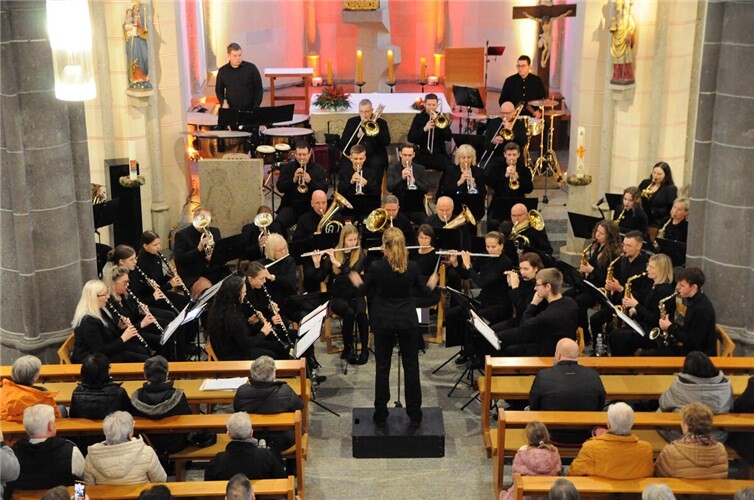 Das große Orchester der Blaskapellte Ettringen dirigiert von Jenny Barz, bei seiner Advents Matinee.Fotos: BS