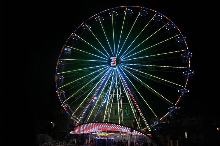 Das große Riesenrad bot vor allem abends ein beeindruckendes Bild.