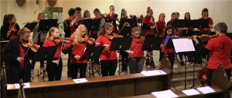 Das große Schulorchester geleitet von Claudia Habers erfreute das Publikum mit verschiedenen Stücken.