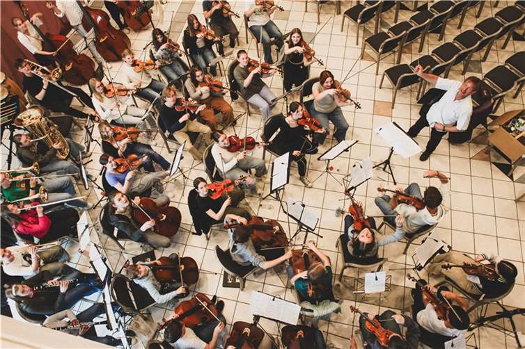 Das große Sinfonieorchester, bestehend aus über 60 Musikerinnen und Musikern, entfaltete durch abwechslungsreiches und ausdrucksstarkes Spiel die leitenden Motive in verschiedenen Abwandlungen und ließ die Stimmungen der Erdschöpfungen und der Launen der Götter in Gänsehautmomenten erklingen.