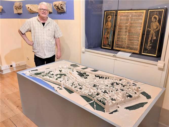 Das große Stadtmodell wurde in der Monschauer Modellwerkstatt von Matthias Schramm sorgfältig restauriert. Foto: Dr. Seebert (Stadtmuseum Andernach).