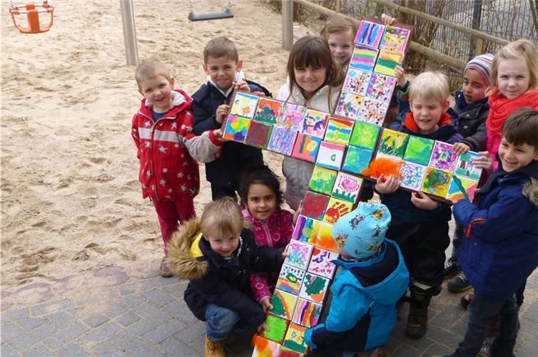 Das große und bunt bebilderte Kreuz fertigten die Kinder als Zeichen der österlichen Hoffnung an. B. Stetten