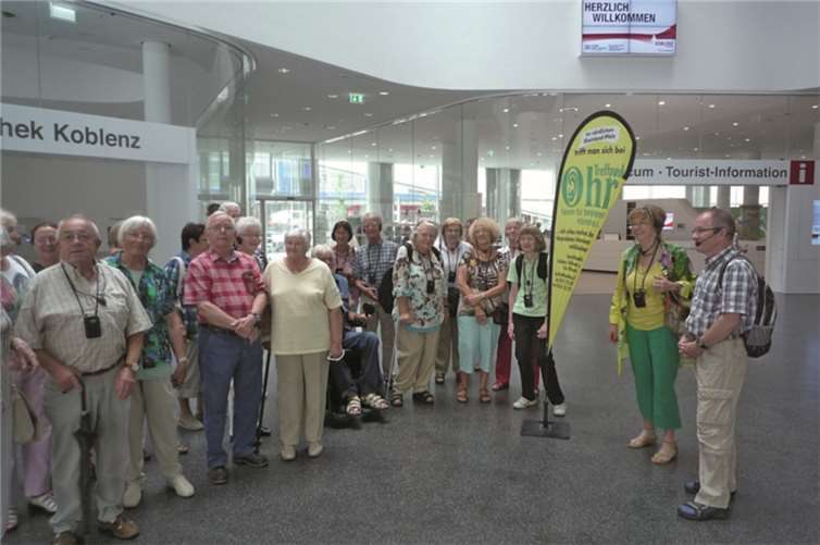 Das großzügige Foyer des Forum Confluentes war Ausgangspunkt der Führung, die Joachim Seuling (rechts im Bild) durchführte. Neben ihm die 1. Vorsitzende des Vereins Treffpunkt Ohr, Brigitte Hilgert-Becker. privat