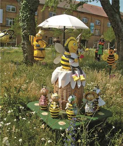 Das grüne Klassenzimmer mit seinen kindgerechten Ausführungen zur Bienenzucht.