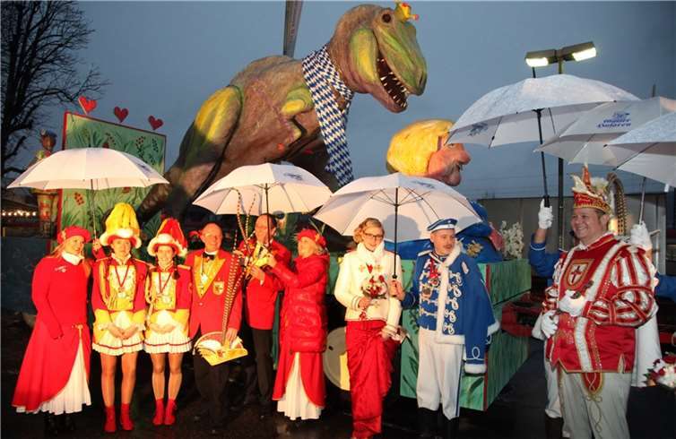 Das gut beschirmte Prinzenpaar vor T. Rex Bavarius.G. Juraschek