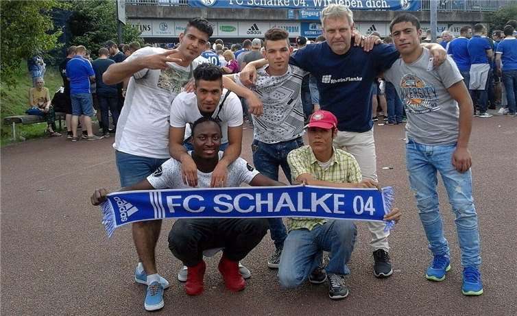 „Das haben sie sich verdient“: Die Meckenheimer Flüchtlinge vor dem Stadion in Gelsenkirchen. Stadt Meckenheim