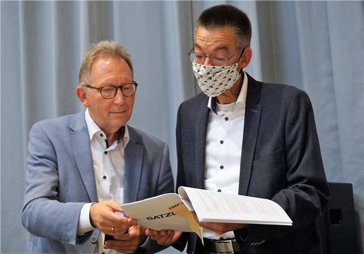 Das hatte es noch nicht gegeben: Erwin Rüddel und Martin Hahn müssen die CDU-Satzung bemühen, wie bei Gleichstand zu verfahren ist.