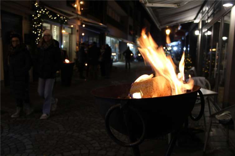 Das herbstlich-vorweihnachtliche Ambiente tauchte die Stadt in warmes Licht.