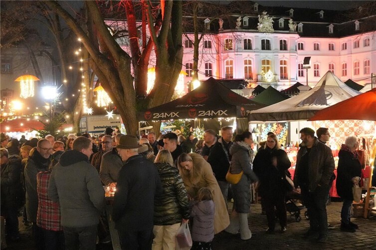 Das herrlich illuminierte Schloss Engers bot dem Nussknackermarkt eine herrliche Kulisse.Fotos: FF