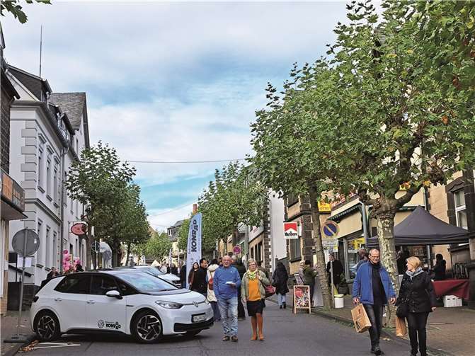 Das herrliche Wetter hatte zahlreiche Besucher in die Einkaufsstadt Mendig gelockt.  Fotos: FRE
