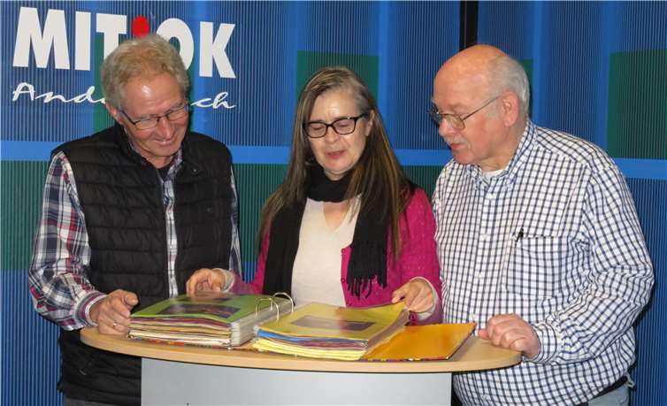 Das heutige Vorstands-Team schwelgt in Erinnerungen: (v.l.) Wolfgang Seidel, Olga Lichtl und Otto Kaiser. Walter Burdack war zum Fototermin verhindert. Fotos: MKA