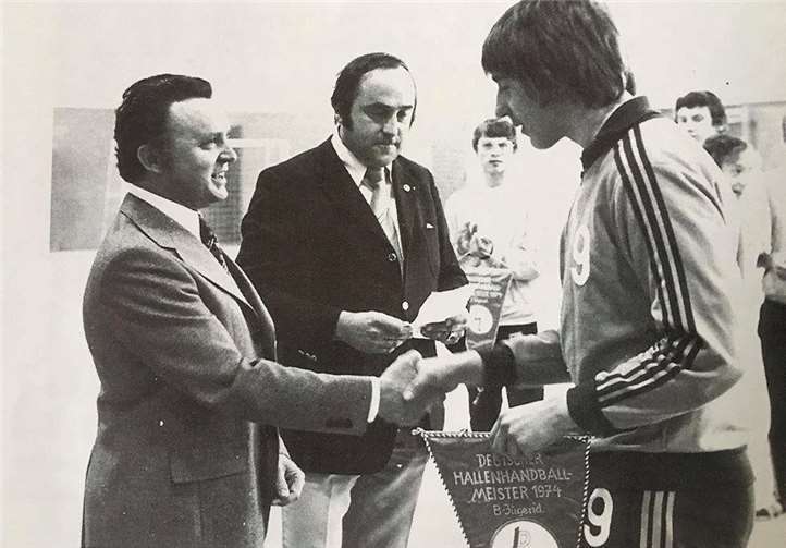 Das historische Foto aus dem Jahr 1974 zeigt Hermann-Josef Häring, als er die Gratulation zum Gewinn der deutschen Meisterschaft der B-Jugend im Hallenhandball entgegennimmt.