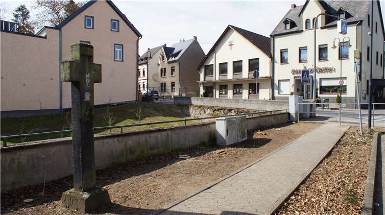 Das historische Foto, welche vor dem Bau der neuen Grundschule Christophorus aufgenommen wurde, zeigt den Standort des sogenannten „Ihrlichs Kreuz“ vor seinem Abbau.