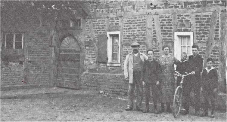 Das historische Foto zeigt die untere Mühle in ihrem Zustand von 1927 von Nordwesten her gesehen. Davor stehen die Eheleute Josef und Magdalene Kelz mit den Kindern Peter, Hubert, Josef und Johannes. Foto: Ohm