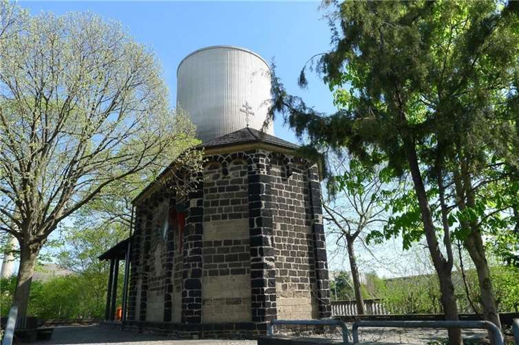 Das historische Foto zeigt die von Lassaulx geplante Kapelle am Guten Mann in Kärlich vor dem heute nicht mehr existierenden Kühlturm des Kernkraftwerkes. Foto: privat