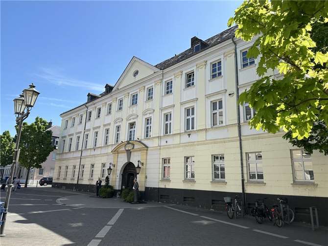 Das historische Rathaus in Neuwied: Es soll nicht nur einen Anstrich geben, sondern eine umfangreiche Sanierung.Foto: Ulf Steffenfauseweh