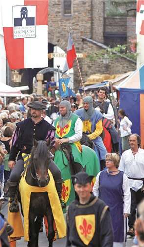 Das historische Weinfest in Heimersheim bietet die Atmosphäre der Zeit, als noch stolze Ritter in Heimersheim lebten. Dominik Ketz
