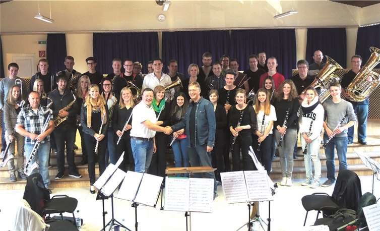 Das hoch motivierte „Kreisorchester“ mit den beiden engagierten und sichtlich zufriedenen Dirigenten Robert Kuckertz und Bertram Kleis. privat