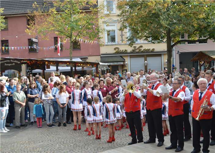Das idyllische Weindorf war voller Menschen.