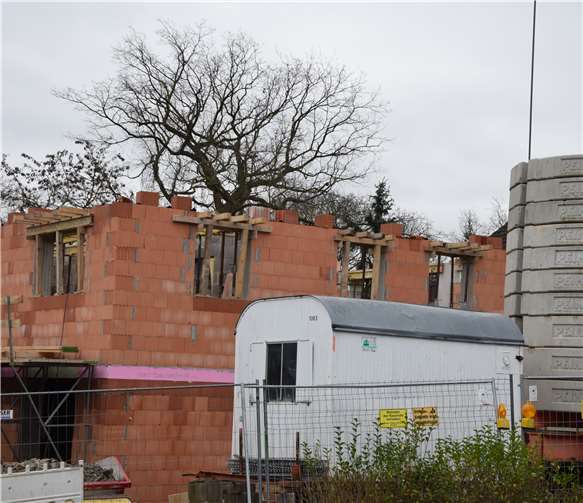 Das im Bau befindliche Mehrfamilienhaus Im Rosental 11 erhitzt weiter die Gemüter, Anwohner klagen vor dem Verwaltungsgericht. -UBU-