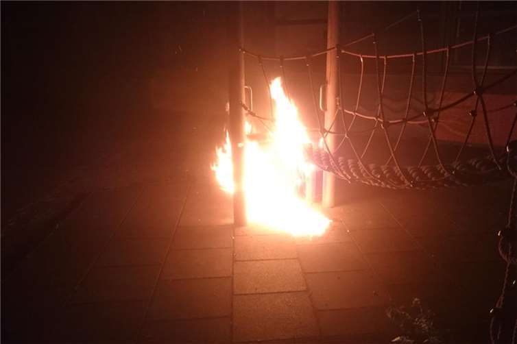 Das im Brand stehende Klettergerüst. Fotos: Polizei