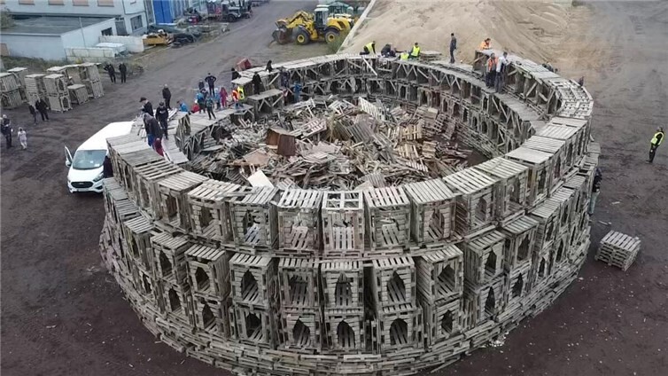 Das imposante Bauwerk wurde gemeinschaftlicher Handarbeit von Vätern und Kindern am 2. November errichtet. 