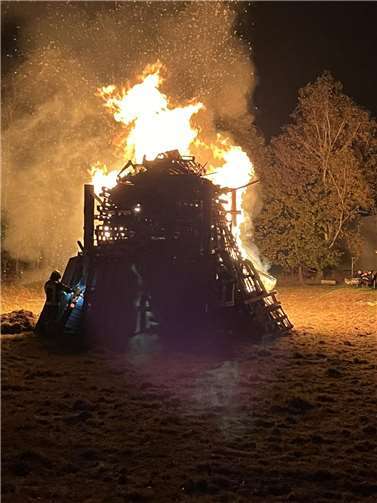 Das imposante Martinsfeuer. Fotos: Nicole Wolter