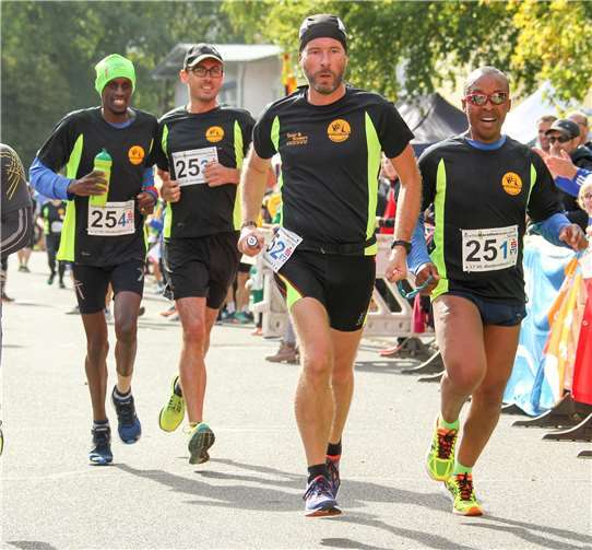Das „inklusive“ Team „LT VfL Waldbreitbach 2“ mit den beiden kenianischen Gastläufern Henry und Paul Wanyoike sowie Michael Pfeifer und Andre Reuber.