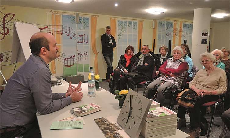 Das interessierte Publikum im Seminarraum von Becker Hörakustik nutzte gern die Möglichkeit, im Anschluss an die Lesung mit dem Autor ins Gespräch zu kommen. BSB