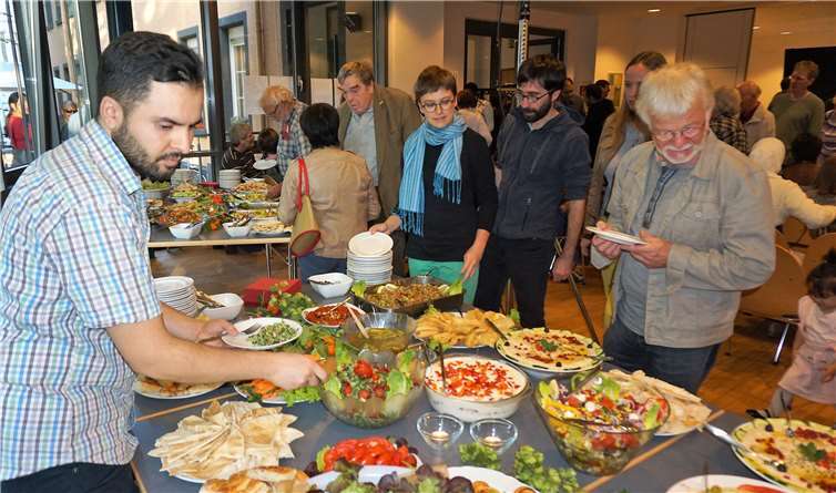 Das internationale Buffet ist stets der kulinarische Höhepunkt des Friedensfests.