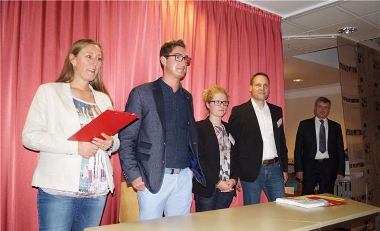 Das ist das neue Vierer-Team, das im röhrig Bauzentrum künftig für die Kulturarbeit zeichnet: Yvonne Röhrig, Volker Röhrig, Laura Bleser und Herbert Lauxen (v. links). Sie wurden von Hans Peter Röhrig (rechts) dem Freundeskreis vorgestellt.TT