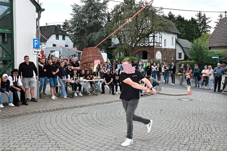 Das ist der Sieg! Matthis setzt den entscheidenden Hieb, im Bild ist der Kopf des Gummi-Hahns noch zu sehen