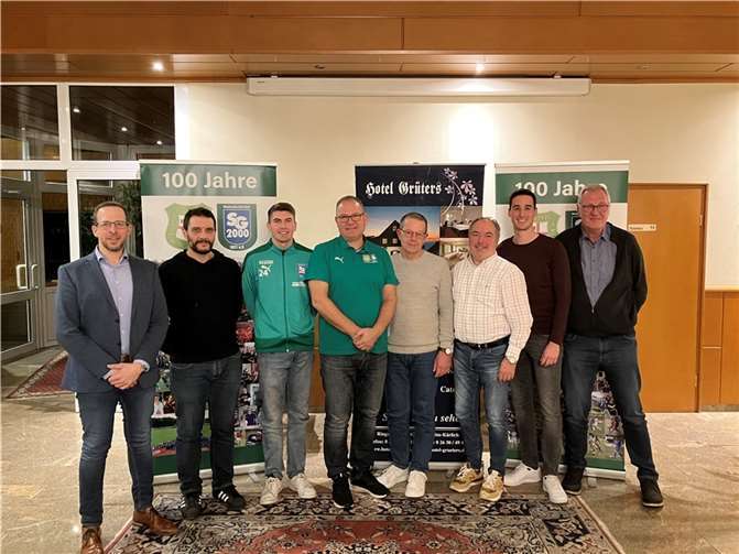 Das ist der neue Vorstand der SG 2000 (v.li.): Andreas Mattlener, Jugendleiter; Mutlu Tok, stellv. Jugendleiter; Tim Gundert, Öffentlichkeitsarbeit; Thomas Theisen, 2. Vorsitzender; Peter Löcher, 1. Vorsitzender; Wolfgang Knöll, Geschäftsführer; Niklas Kuhn, stellv. Geschäftsführer; Erwin Witte, stellv. Kassierer. Es fehlen: Dominik Süßmeyer, Sportlicher Leiter; Konrad Urmetzer, Kassierer; Jürgen Hörter, Breitensport. Quelle: SG 200