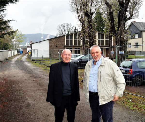 Das ist die Baustraße neben der Jahnhalle, die die FDP-Vertreter Ulrich van Bebber (links) und Dirk Herminghaus künftig als Ausfahrtstraße zur B9 neben der Tempelgasse als Einfahrtstraße vorschlagen.privat