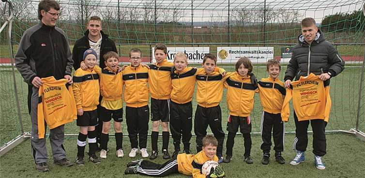 Das ist die F-Jugend: Es sind zwölf Spieler und das sind v.li. Niklas Zeisler, Jérôme Zimmer, Andreas Bauerfeind, Ben Volkmer, Yanik Littawe, Leon Maiwald, Keno Conrad, Liam Wallenborn und (liegend) Lukas Beier. Es fehlen: Nick Wessling, Malte Scheel und Paul Nagel. Die Trainer heißen Dennis Schneider (re) und Thomas Bois (2. v.li.). Sponsor Michael Windeck (li). privat