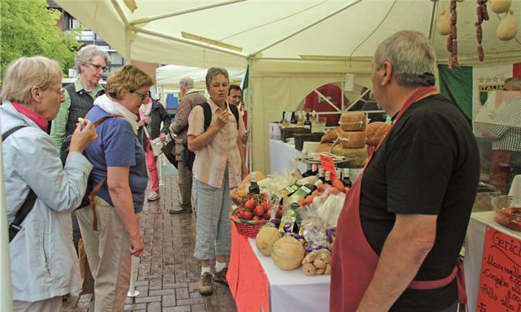 Das italienische Restaurant „Trattoria Pane e Vino“ bot in seiner „Außenstelle“ auf dem Kirchplatz italienische Spezialitäten an. STEIN
