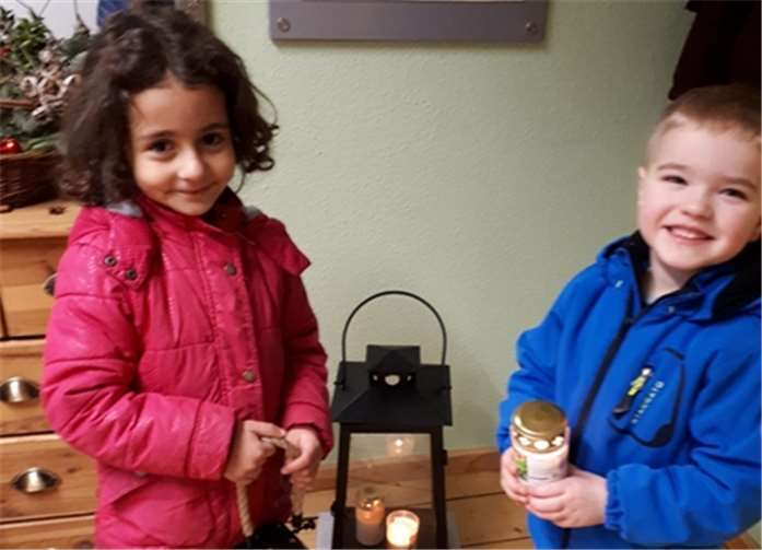 Das jährliche Friedenslicht wurde von zwei Kindern der Arche Noah abgeholt. privat