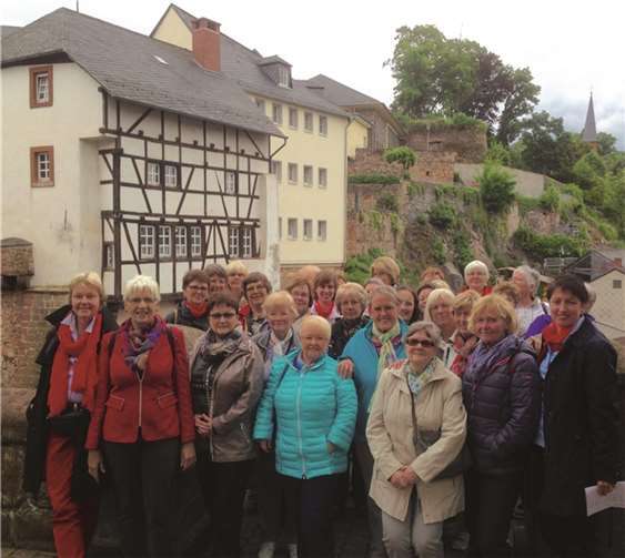 Das jahrhundertealte Brauchtum verfolgten die Teilnehmerinnen der Tagesfahrt mit großem Interesse.privat